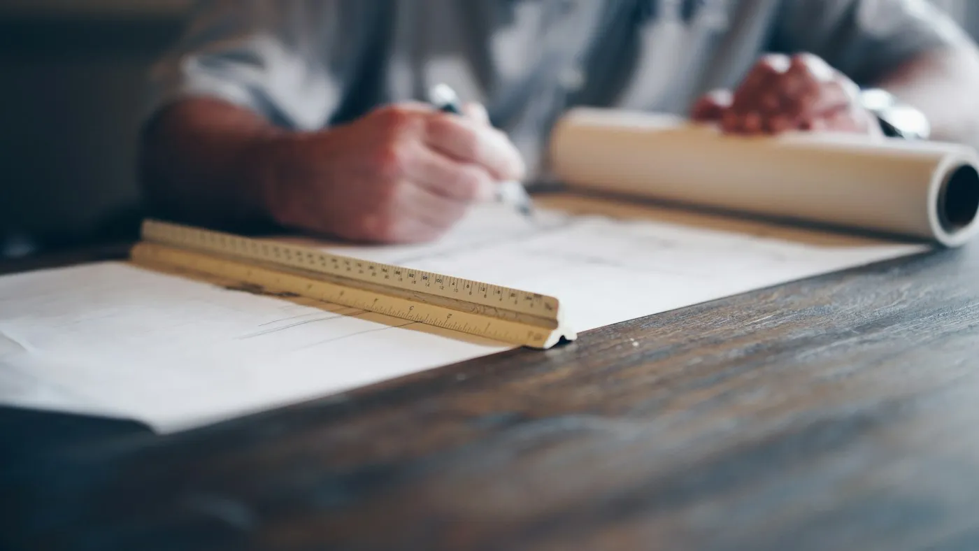 Planos técnicos sobre mesa de trabajo